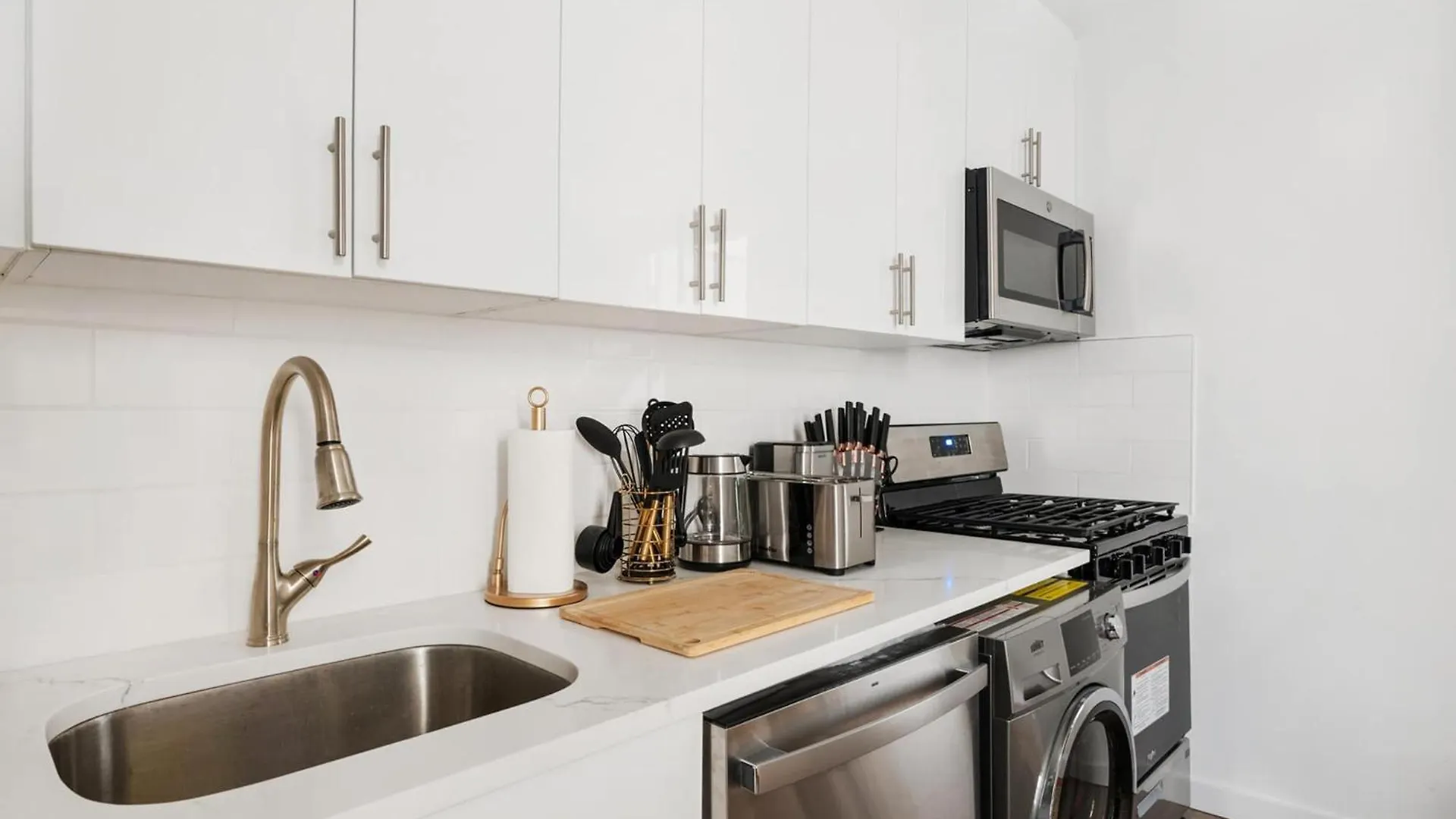 1290-10 New Renovated 2 Bedrooms In Ues New York 0*,